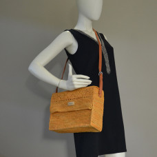 L'Atelier du Crochet Sac Gibecière Raphia Musetoa Moutarde porté
