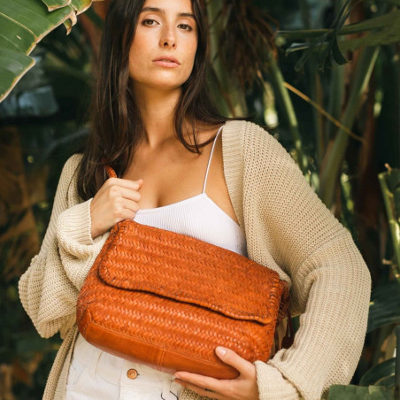 Biba Perkins Sac Bandoulière en Cuir Tressé PER2L Calabaza porté