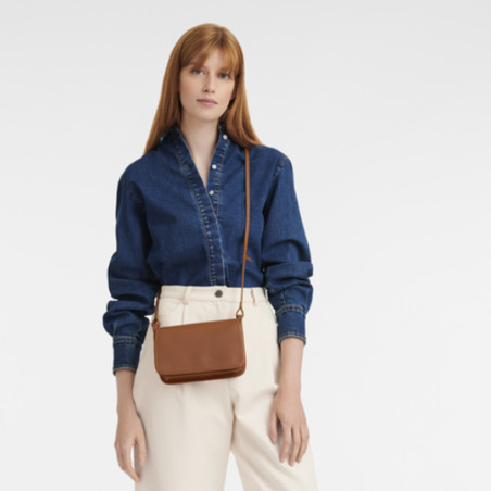 Longchamp Le Foulonné Portefeuille Bandoulière Caramel porté