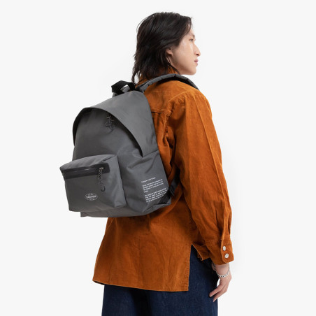 Eastpak Padded Pak'R Stormsound Sac à Dos 3e6 Storm Grey porté 2
