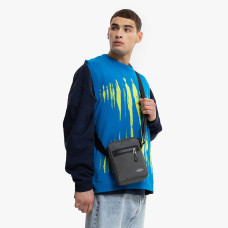 Eastpak The One Pochette Bandoulière Stormsound 3e6 Storm Grey porté