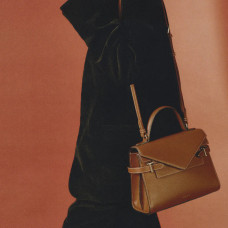Le Tanneur Emilie Sac à main double rabat en Cuir grainé Tan porté