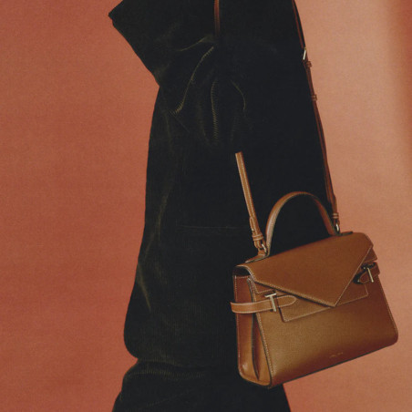 Le Tanneur Emilie Sac à main double rabat en Cuir grainé Tan porté