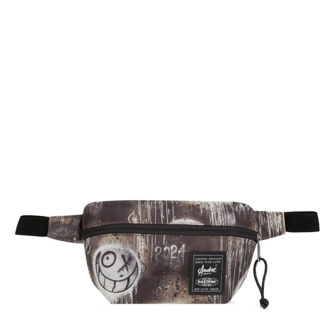 Eastpak Sommar Banana Bag 4o0 in the maze