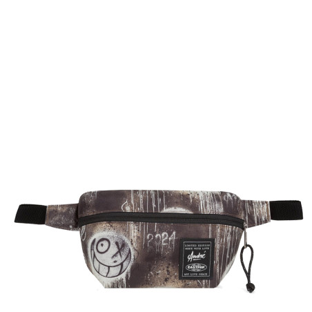 Eastpak Sommar Banana Bag 4o0 in the maze