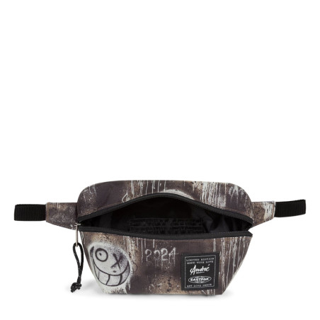 Eastpak Sommar Banana Bag 4o0 in the maze