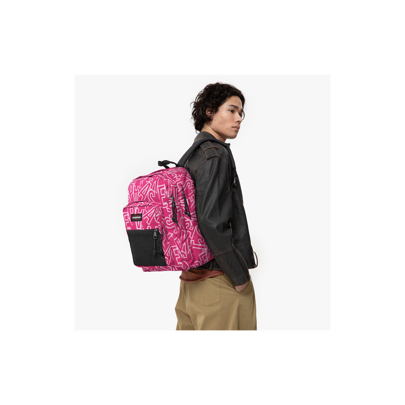 Eastpak Pinnacle Sac à Dos 2o0 ep Letters Pink porté