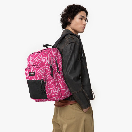 Eastpak Pinnacle Sac à Dos 2o0 ep Letters Pink porté