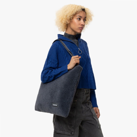 Eastpak Charlie Sac Cabas 7o5 Shear Wash Black porté