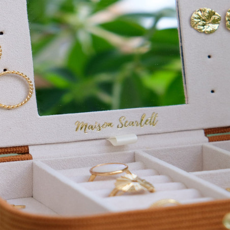 Maison Scarlett Boite A Bijoux De Voyage En Velours Camel ouvert détails