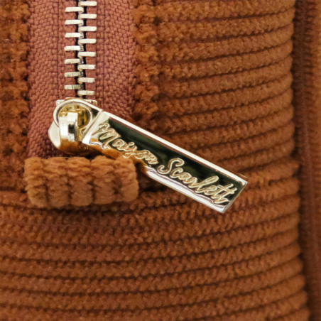 Maison Scarlett Charlotte Trousse De Toilette S En Velours Camel de près