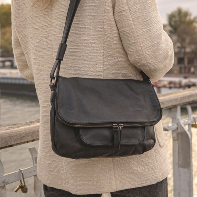 Léa Toni Small Crossbody Bag with Flap Cybèlie Leather Black