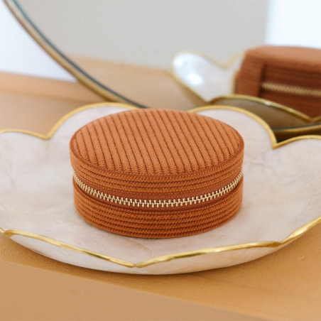 Maison Scarlett Travel Jewelry Box Yvonne in Côtelé Camel Velvet