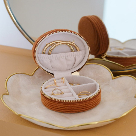 Maison Scarlett Travel Jewelry Box Yvonne in Côtelé Camel Velvet