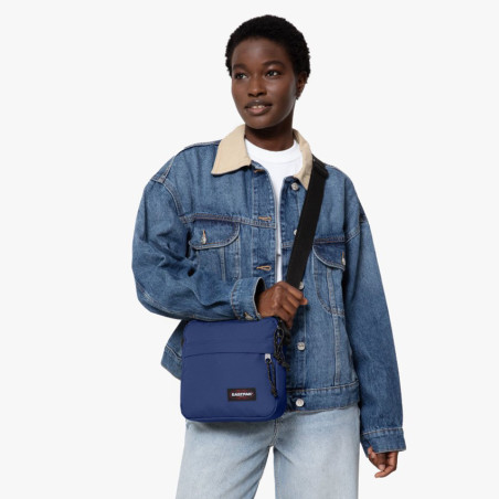Eastpak Core Colors The Bigger One Sacoche Navy porté