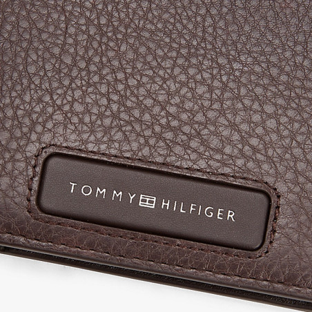 Tommy Hilfiger TH Monogram Portefeuille Coffee Bean de près
