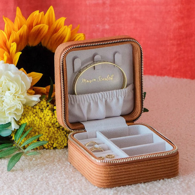 Maison Scarlett Corinne Travel Jewelry Box Côtelé Camel Velvet