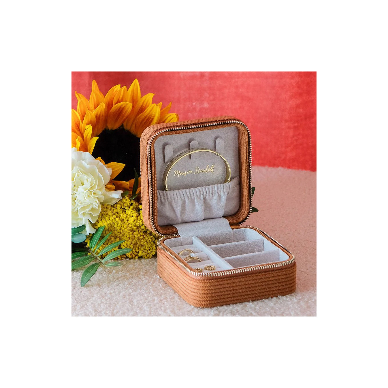 Maison Scarlett Corinne Travel Jewelry Box Côtelé Camel Velvet