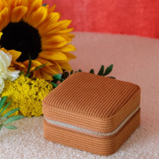Maison Scarlett Corinne Travel Jewelry Box Côtelé Camel Velvet