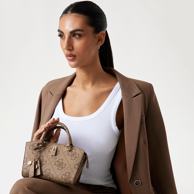 Sac à épaule Guess Pour Femme – Couleur Latte Logo/marron – Taille Unique – Neuf Sans étiquettes – Style Tendance