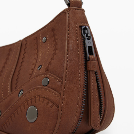 Desigual Embro Patch Petit Sac Baguette Effet Cuir Camel de près