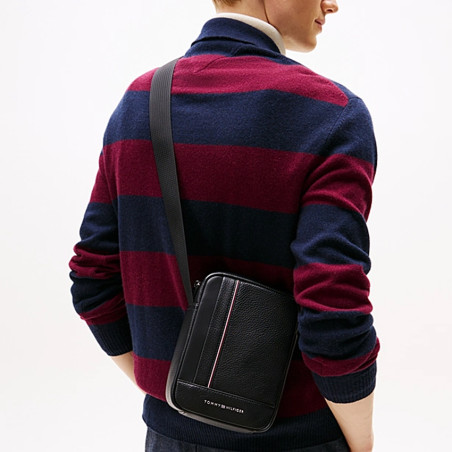 Tommy Hilfiger TH Central Sac Reporter Effet Grainé BDS Black porté