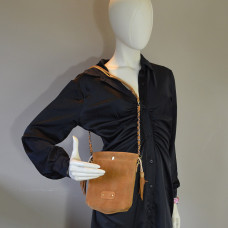 Mila Louise Mai V Sac Pochette Cuir Velours Ambre porté