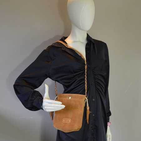 Mila Louise Mai V Sac Pochette Cuir Velours Ambre porté