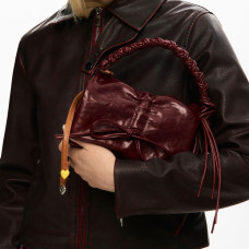 Desigual Rodio Petit Sac Porté Travers Brillant Avec Nœud Burgundy porté de près