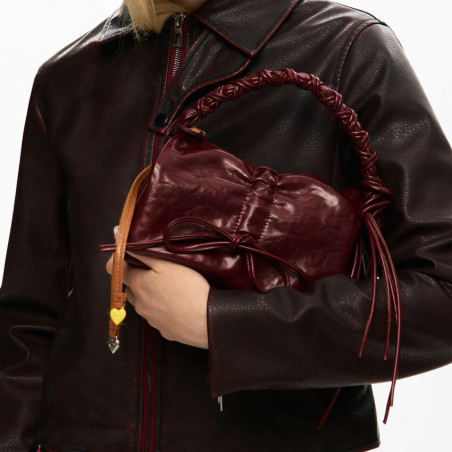 Desigual Rodio Petit Sac Porté Travers Brillant Avec Nœud Burgundy porté de près