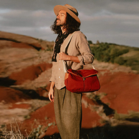Bleu De Chauffe Léon Sac Besace En Coton Bleu Rouge Cardinal porté