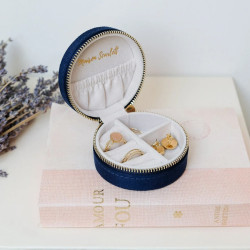 Maison Scarlett Travel Jewelry Box Yvonne in Navy Blue Velvet