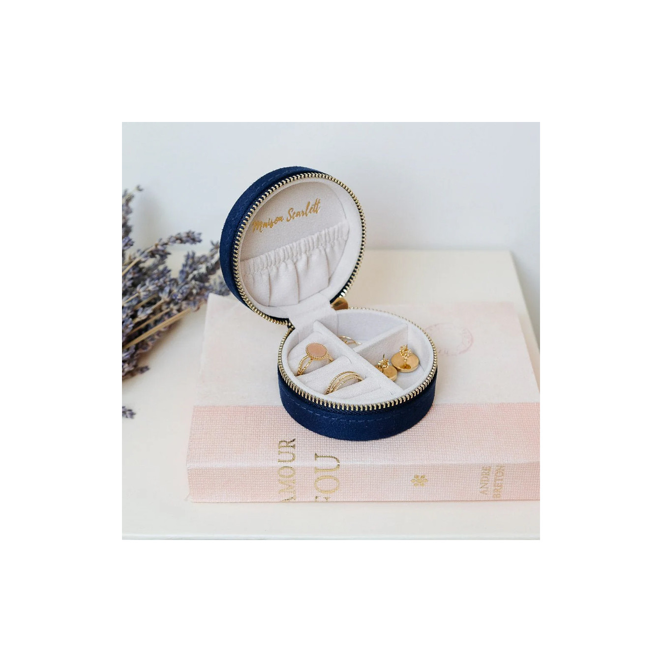 Maison Scarlett Travel Jewelry Box Yvonne in Navy Blue Velvet
