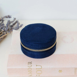 Maison Scarlett Boîte A Bijoux De Voyage Yvonne En Velours Bleu Marine face
