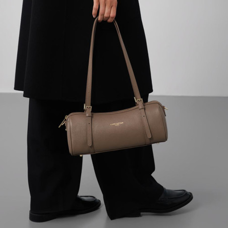 Lancaster Milano Ana Sac Polochon 547-113 Sable Foncé porté