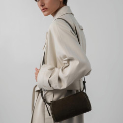 Lancaster Suède Petit Sac Rectangle En Cuir Velours 530-54 Kaki porté
