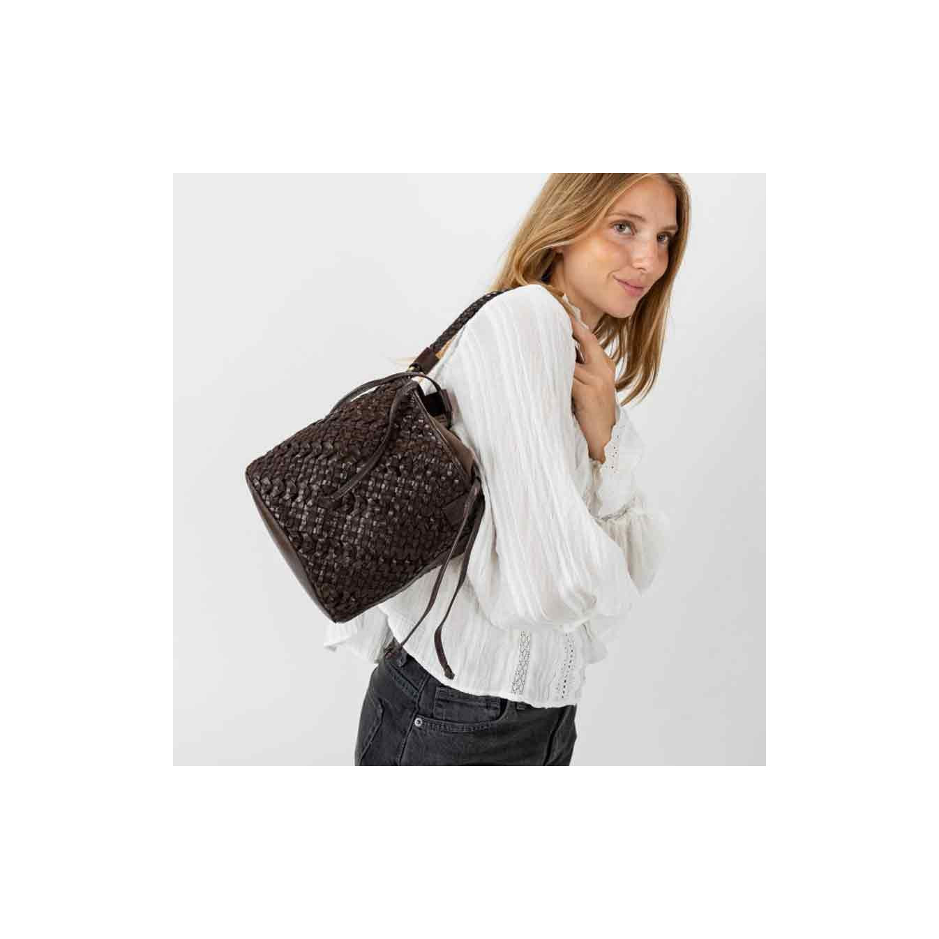 Biba Selma Sac Seau En Cuir Tressé SEM1L Marron Oscuro porté épaule
