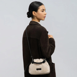 Lancaster Moumoute Sac Bourse 518-087 Ecru Noir porté travers