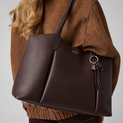 Guess Melody Grand Sac Shopping et Pochette 2 en 1 Brown porté